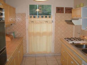 Kuchyňa alebo kuchynka v ubytovaní Charmant F2 avec Garage et Terrasse, 3 couchages, proche cures et centre-ville, Amélie-les-Bains - FR-1-703-12