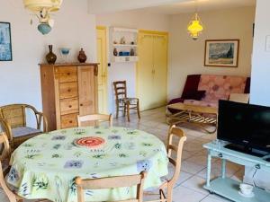 Televízia a/alebo spoločenská miestnosť v ubytovaní Charmant F2 avec Garage et Terrasse, 3 couchages, proche cures et centre-ville, Amélie-les-Bains - FR-1-703-12 + 2 fotografie