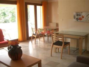Posedenie v ubytovaní Appartement F2 avec Terrasse, Parking et WiFi, Animaux Acceptés, proche Amélie-les-Bains. - FR-1-703-13