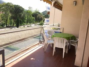 阿梅利莱班帕拉勒达Appartement F2 avec Terrasse, Parking et WiFi, Animaux Acceptés, proche Amélie-les-Bains. - FR-1-703-13的带桌椅的阳台，可欣赏美景 更多2张照片