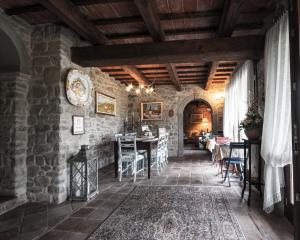 Un restaurante u otro lugar para comer en I Quattro Passeri Country House