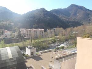 阿梅利莱班帕拉勒达Appartement F2 climatisé avec terrasse, parking, à 600m des thermes - Amélie-les-Bains - FR-1-703-27的享有城市建筑和山脉的美景