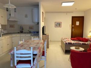 Kuchyňa alebo kuchynka v ubytovaní Studio tout équipé avec loggia, parking et Wi-Fi à 50m des cures - 2 pers - Animaux OK - FR-1-703-22