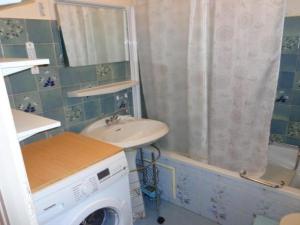łazienka z umywalką i pralką w obiekcie Studio cosy avec balcon et parking - Proche cures et centre ville, Wifi, animaux acceptés - FR-1-703-39 w mieście Amélie-les-Bains-Palalda
