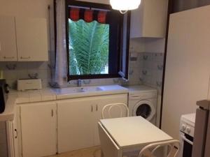 een keuken met een raam en een wasmachine bij Maison Céret, 3 pièces, 6 personnes - FR-1-703-28 in Céret