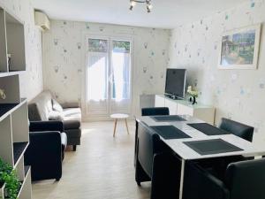 Televízia a/alebo spoločenská miestnosť v ubytovaní Appartement F3 rénové, 2 à 6 pers, clim, wifi, garage fermé, animaux OK, Amélie-les-Bains - FR-1-703-31
