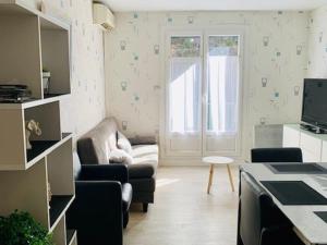 Televízia a/alebo spoločenská miestnosť v ubytovaní Appartement F3 rénové, 2 à 6 pers, clim, wifi, garage fermé, animaux OK, Amélie-les-Bains - FR-1-703-31