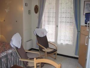 - deux chaises dans une chambre avec un lit et une fenêtre dans l'établissement Studio Amélie-les-Bains-Palalda, 1 pièce, 2 personnes - FR-1-703-33, à Amélie-les-Bains-Palalda