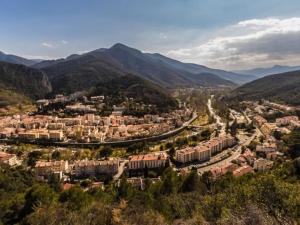 阿梅利莱班帕拉勒达Studio confortable à Amélie-les-Bains - 2 pers, balcon, proche cures et centre-ville. - FR-1-703-33的享有山区小镇的空中景色