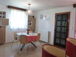 Kuchyňa alebo kuchynka v ubytovaní Maison F3 avec jardin, terrasse, parking, WIFI, animaux admis - Céret - FR-1-703-43