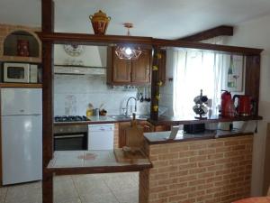Kuchyňa alebo kuchynka v ubytovaní Maison F3 avec jardin, terrasse, parking, WIFI, animaux admis - Céret - FR-1-703-43