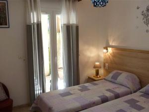 Posteľ alebo postele v izbe v ubytovaní Maison F3 avec jardin, terrasse, parking, WIFI, animaux admis - Céret - FR-1-703-43