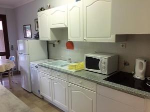 Kuchyňa alebo kuchynka v ubytovaní F2 avec parking, terrasse & wifi à Amélie-les-Bains, animaux acceptés - FR-1-703-53