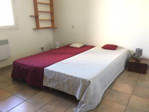 Postel nebo postele na pokoji v ubytování Maison lumineuse avec jardin, 3 ch., proche centre de Céret, jusqu'à 6 pers., animaux bienvenus - FR-1-703-49