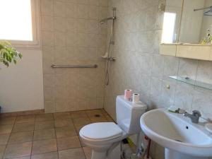 Koupelna v ubytování Maison lumineuse avec jardin, 3 ch., proche centre de Céret, jusqu'à 6 pers., animaux bienvenus - FR-1-703-49