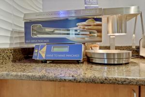 Cucina o angolo cottura di Best Western Liberty Inn DuPont JBLM