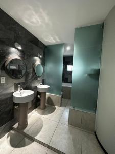 a bathroom with two sinks and a mirror at Casa Picacho by Cobo´s in Aguascalientes