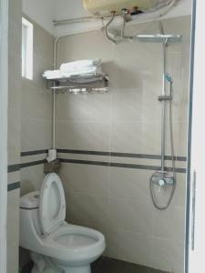 a small bathroom with a toilet and a shower at Khách sạn Crown - Gần đại học Nông Lâm TN in Thái Nguyên