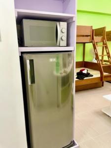 Η κουζίνα ή μικρή κουζίνα στο Pico De Loro Hamilo Coast beach and Country Club - Myna B One Bedroom