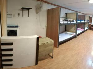 Cette chambre comprend deux lits superposés et un bureau. dans l'établissement Pakse Backpacker Hostel2023, à Pakse