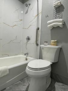 Bilik mandi di Copper Manor Motel +26 gambar