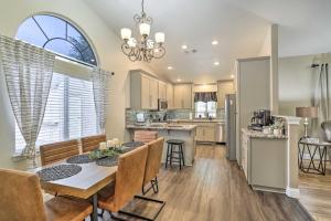 uma sala de jantar e cozinha com mesa e cadeiras em Charming Redding Home with Furnished Patio! em Redding