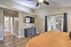 um quarto com uma cama e uma ventoinha de tecto em Charming Redding Home with Furnished Patio! em Redding