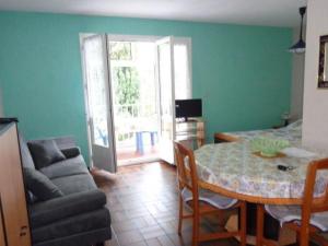 salon ze stołem i kanapą w obiekcie Charmant studio avec loggia vitrée et parking à 400m du centre - Animaux bienvenus - FR-1-703-75 w mieście Amélie-les-Bains-Palalda