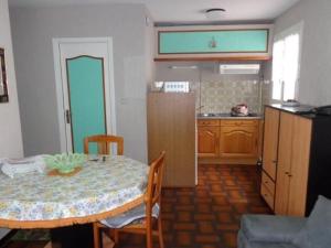kuchnia ze stołem i jadalnią w obiekcie Charmant studio avec loggia vitrée et parking à 400m du centre - Animaux bienvenus - FR-1-703-75 w mieście Amélie-les-Bains-Palalda