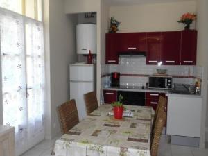 Kuchyňa alebo kuchynka v ubytovaní Charmant F2 avec balcon et parking, proche cure et centre-ville – Amélie-les-Bains - FR-1-703-84