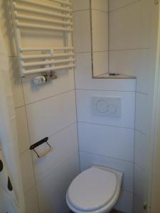 ヴァルトブロンにあるHotel Engelのバスルーム(白いトイレ、鏡付)
