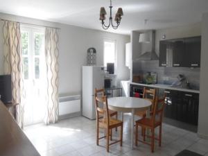 Kuchyňa alebo kuchynka v ubytovaní Confortable F3 avec balcon/terrasse en centre-ville, proximité cures, parking, ascenseur, pour 4 pers. - FR-1-703-88