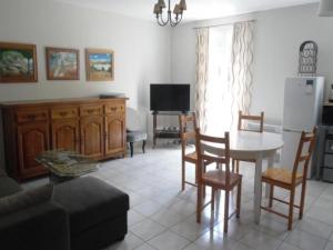 Televízia a/alebo spoločenská miestnosť v ubytovaní Confortable F3 avec balcon/terrasse en centre-ville, proximité cures, parking, ascenseur, pour 4 pers. - FR-1-703-88
