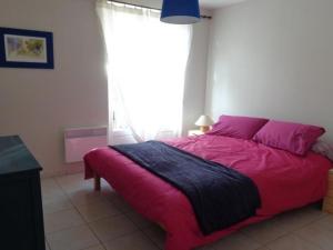 1 dormitorio con cama rosa y ventana en Appartement Amélie-les-Bains-Palalda, 3 pièces, 4 personnes - FR-1-703-88, en Amélie-les-Bains-Palalda