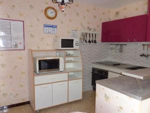 uma pequena cozinha com um micro-ondas e um frigorífico em Studio Amélie-les-Bains-Palalda, 1 pièce, 2 personnes - FR-1-703-90 em Amélie-les-Bains-Palalda