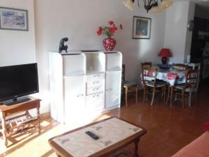Televízia a/alebo spoločenská miestnosť v ubytovaní Appartement F2 spacieux avec loggia et garage à 500m des Thermes - 4 couchages, animaux acceptés - FR-1-703-91