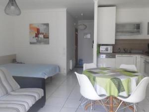 Kuchyňa alebo kuchynka v ubytovaní Studio 4 couchages avec loggia, WIFI, proche centre et cures - Amélie-les-Bains - FR-1-703-57