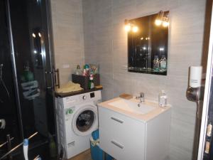 een badkamer met een wasmachine en een wastafel bij Studio Amélie-les-Bains-Palalda, 1 pièce, 4 personnes - FR-1-703-59 in Amélie-les-Bains-Palalda