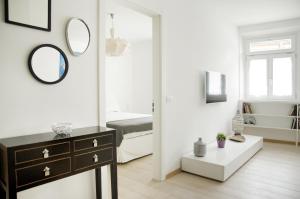 1 dormitorio con espejo, tocador y cama en Green Apartment, en Bolzano