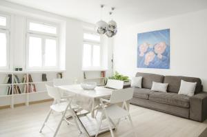 - un salon avec une table et un canapé dans l'établissement Green Apartment, à Bolzano