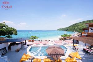 un complejo con piscina y playa en ENNKAI Beachfront Resort Koh Larn, en Pattaya central