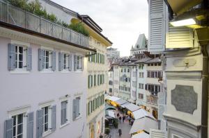 einen Blick über eine Stadtstraße mit Gebäuden in der Unterkunft Green Apartment in Bozen