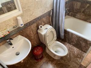 La salle de bains est pourvue de toilettes et d'un lavabo. dans l'établissement Kim Hotel, à Hô-Chi-Minh-Ville