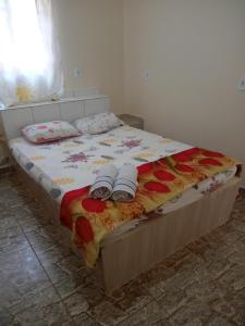 een slaapkamer met een bed met twee handdoeken erop bij ApartHotel Família Meireles in Luziânia