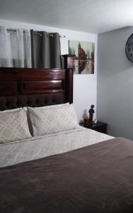 Postel nebo postele na pokoji v ubytování Zipcode Hideaway Guesthouse