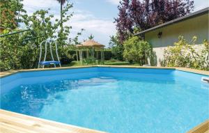 una piscina con altalena in un cortile di La Perla Dei Fiori a Santa Lucia