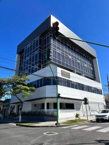 a traffic light in front of a large building at Apartahotel Altos de la Sabana in San José