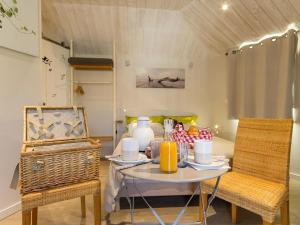 Posedenie v ubytovaní Cabane perchée avec lit king-size, salle d'eau, kitchenette, TV, Wi-Fi et petit-déjeuner inclus - FR-1-306-1237
