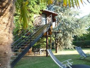 Vonkajšia záhrada v ubytovaní Cabane perchée avec lit king-size, salle d'eau, kitchenette, TV, Wi-Fi et petit-déjeuner inclus - FR-1-306-1237