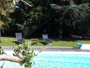 Bazén v ubytovaní Cabane perchée avec lit king-size, salle d'eau, kitchenette, TV, Wi-Fi et petit-déjeuner inclus - FR-1-306-1237 alebo v jeho blízkosti